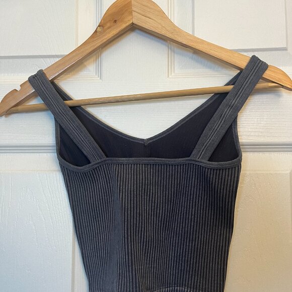 Cropped tanks (2) - Picture 3 of 7